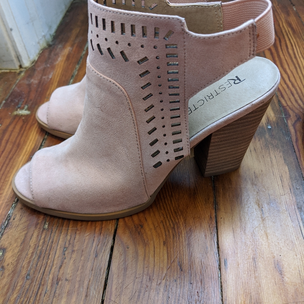 Adorable peep toe shoes/bootie.. very boho